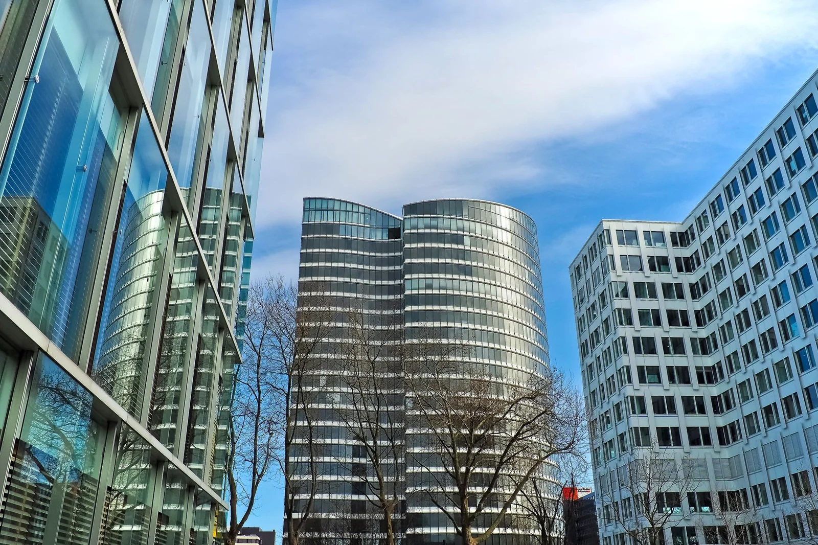 Immeubles de bureaux contemporains dans un quartier d'affaires européen
